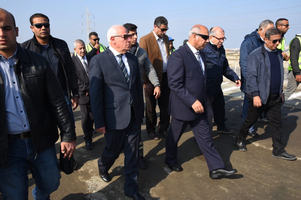 وزير النقل ومحافظ بورسعيد يتابعان سير العمل  بكوبري أشتوم الجميل ويوجه بنظام رصف جديد لمواجهةالعوامل الجوية (2)